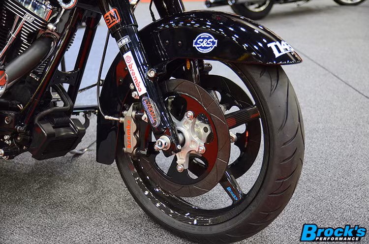 Nếu để ý kỹ hơn, có thể thấy rằng Dragon 143 không phải là một chiếc xe bình thường khi nó được trang bị bộ mâm bằng sợi carbon của Brocks, các đĩa phanh trước gốm-carbon, phuộc Ohlins và phanh Brembo Monoblock.