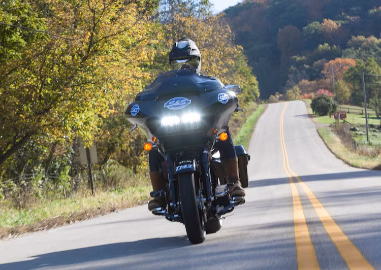 Công suất tối đa của khối máy T143 là 167 mã lực, với mô-men xoắn cực đại 155 Nm. Để dễ so sánh, động cơ nguyên bản của chiếc Road Glide Ultra chỉ mạnh 75,44 mã lực/91,63 Nm. Như vậy, mô-men xoắn của xe đã tăng 69% và công suất tăng vọt tới 121%!