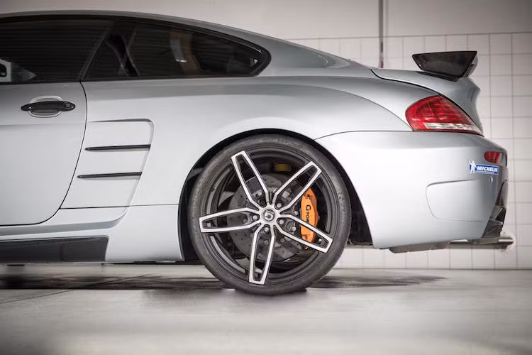 Không chỉ giúp mở rộng thân xe, bộ widebody này còn "trổ" thêm nhiều khe làm mát trên thân.