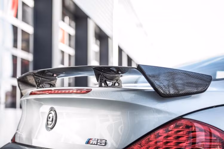 Trên cốp xe là cánh đuôi bằng sợi carbon giúp ổn định thân xe ở tốc độ cao.