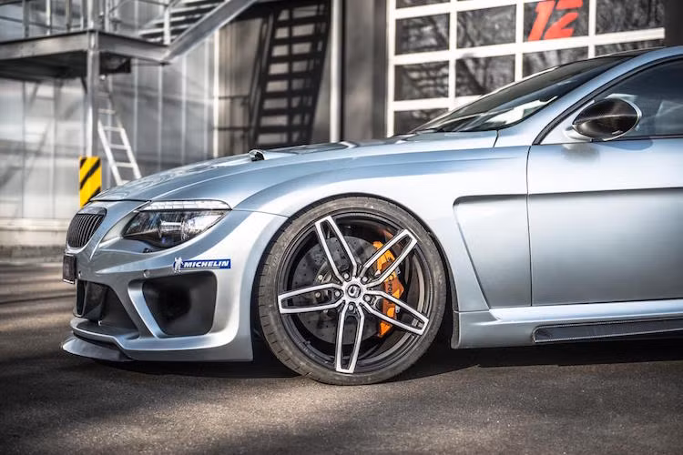 Kèm theo bodykit là bộ mâm 5 cánh kép với kích thước lên tới 21 inch.