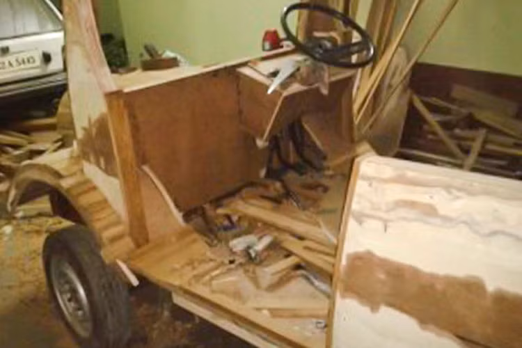 Để tạo ra lớp vỏ của xe, ông Lotay cùng con trai đã sử dụng gỗ tếch.