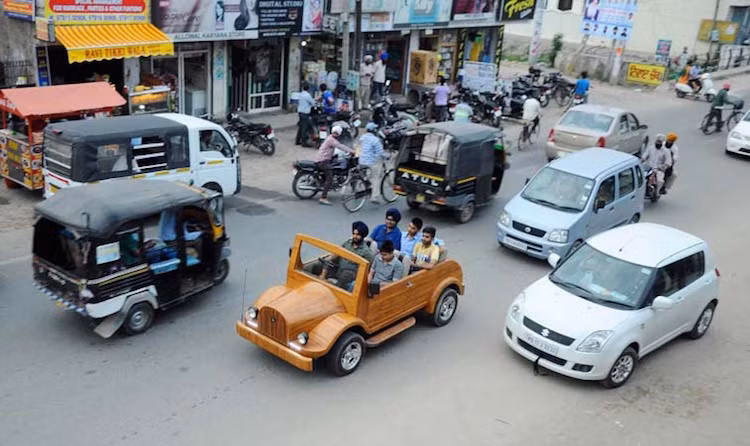 Được biết ông Lotay đãphải bỏ ra tới 400.000 rupi (139 triệu) để có thể chế tạo chiếc xe gỗ này.