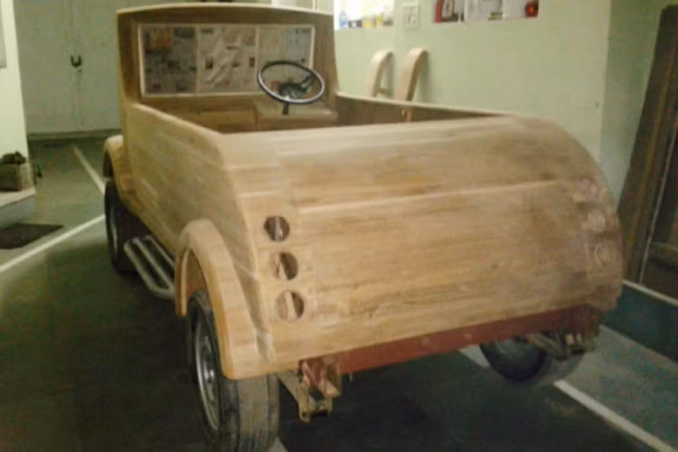 Cận cảnh chiếc xe gỗ trong quá trình chế tạo.