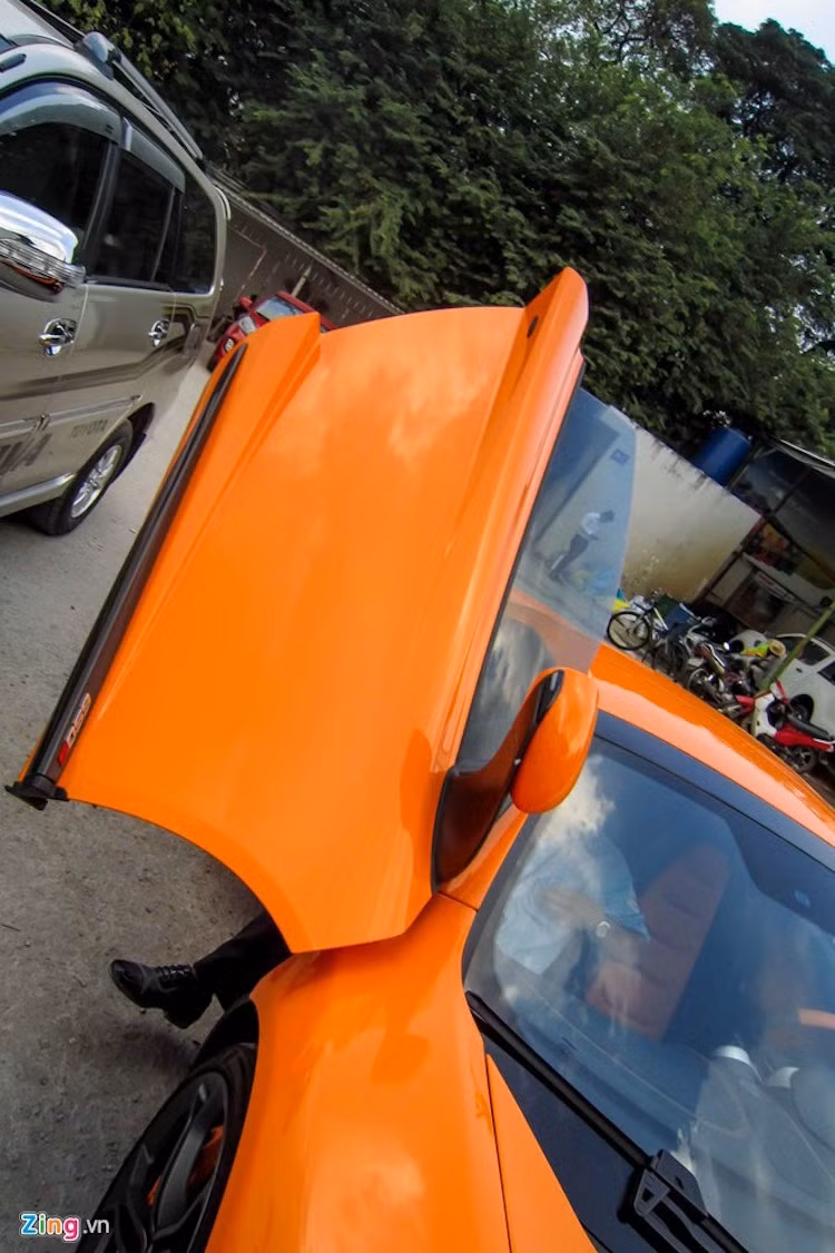 Giống những mẫu xe khác từ trước tới nay của McLaren, 650S Spider cũng sở hữu cửa mở lật độc đáo.