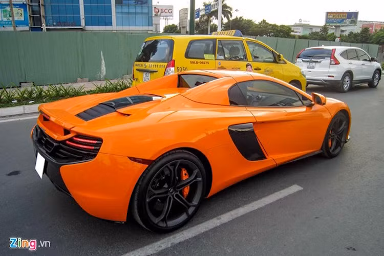 Vừa qua, chiếc McLaren 650S Spider này đã chính thức được cấp biển trắng tại Việt Nam và hiện đã có thể lưu thông hợp pháp ngoài đường. Theo những người đã từng chứng kiến chiếc xe, nó có biển số cặp cực đẹp.