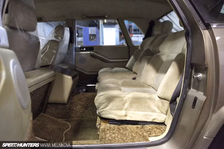 Một trong những đặc điểm đi trước thời đại khác của chiếc xe đó là hệ thống treo phía sau độc lập. Để dễ dàng so sánh, phải tới năm 2015 với thế hệ mới nhất, mẫu xe thể thao "cơ bắp" Ford Mustang mới được trang bị hệ thống này.