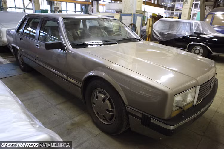 ZIL-4102 cũng là chiếc xe đầu tiên của Nga sử dụng kết cấu khung xe nguyên khối. Các bề mặt thân xe như mui, nắp ca-pô, nắp khoang hành lý và cản trước sau được làm từ sợi thủy tinh.