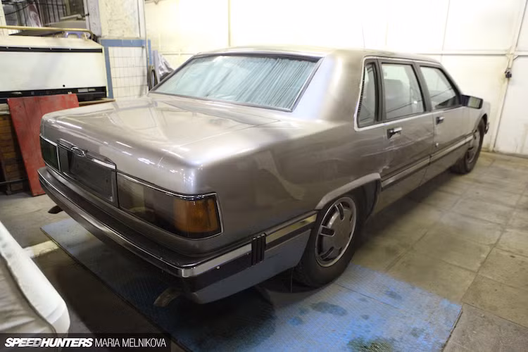 ZIL-4102 được trang bị động cơ V8 7.7l với công suất 315 mã lực giống những chiếc limousine ZIL của lãnh đạo Liên Xô như ZIL 41047. Tuy nhiên những công nghệ được trang bị cho xe đã khiến nó được mệnh danh là "kỳ quan công nghệ" của ngành công nghiệp ôtô Liên Xô.