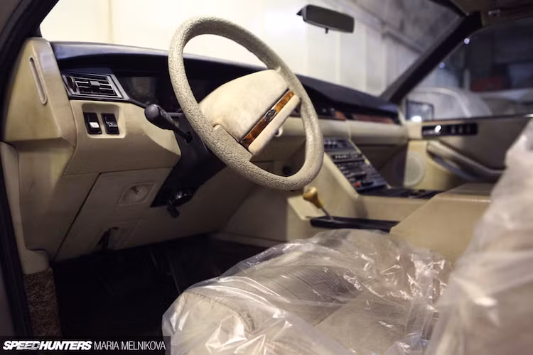 Dù ra đời vào năm 1988 nhưng chiếc xe đã có đầu CD 10 đĩa kèm dàn âm thanh 10 loa. Tại Nga, đầu đĩa trong ôtô chỉ trở nên đại trà từ những năm 2000; tuy nhiên vào lúc đó dàn âm thanh 10 loa thậm chí còn chưa phổ biến trên các xe được bán ở đây.