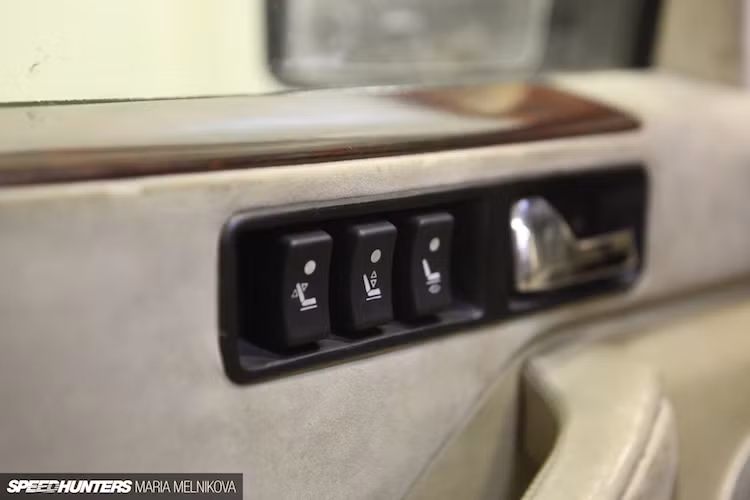 Ngay từ năm 1988, ZIL-4102 đã được trang bị các ghế ngồi điều chỉnh điện cùng hệ thống cảnh báo bằng giọng nói. Nội thất của chiếc xe được bọc nhung với sàn lót thảm lông cừu.