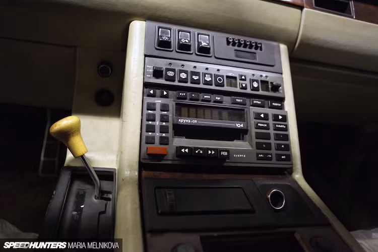 Sức mạnh của động cơ được truyền tới cầu trước thông qua hộp số tự động. Với hệ động lực này, chiếc xe có thể tăng tốc từ 0-100 km/h trong 10,5 giây và có mức tiêu thụ trung bình lên tới 18 lít xăng/100 km ở tốc độ 90 km/h.