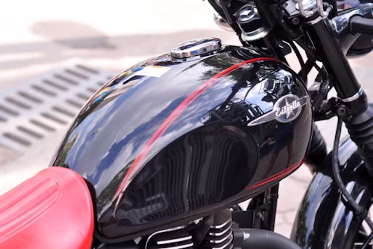 Bình xăng của xe có logo nổi Estrella và được viền đỏ thanh lịch.