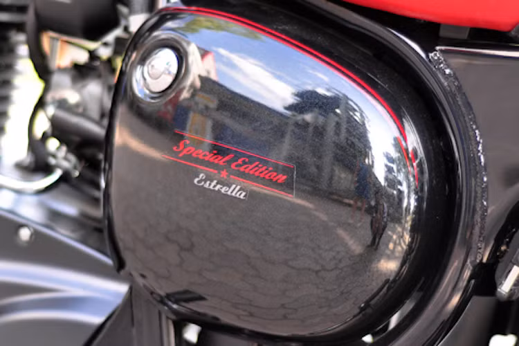 Tem với dòng chữ Special Edition được in trên hai bên ốp thân xe.