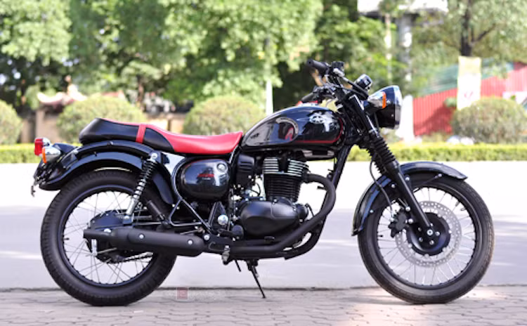 Ngoài thân vỏ xe, phần lớn các chi tiết khác trên xe có màu đen mờ.