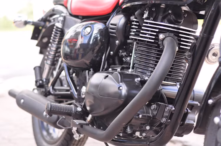 Estrella 250 bản đặc biệt có động cơ 249 cc làm mát bằng gió, có công suất 17,4 mã lực và mô-men xoắn cực đại 18 Nm.