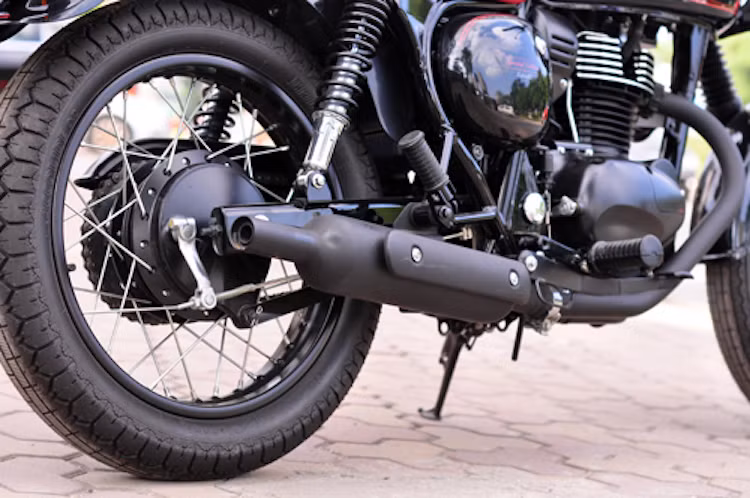 Cả 2 bánh xe của Estrella đều có đường kính 17 inch. Xe được trang bị phanh tang trống phía sau và phanh đĩa trước.