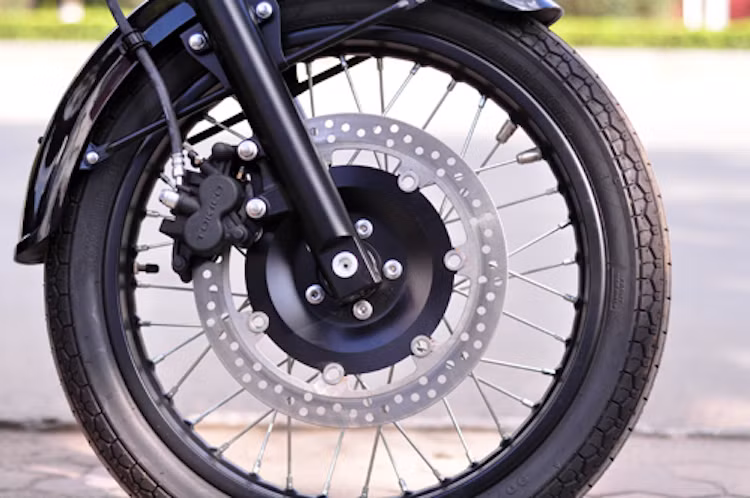 Sau khi W800 có phiên bản đặc biệt 2015, tới lượt Estrella cũng có bản tương tự với màu sơn đen tuyền và điểm xuyết các chi tiết màu đỏ nổi bật.