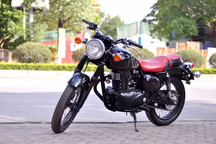 Cũng giống như mẫu xe với dung tích lớn hơn W800, Estrella 250 mang kiểu dáng của một chiếc môtô từ thập niên 60 của Thế kỷ trước.