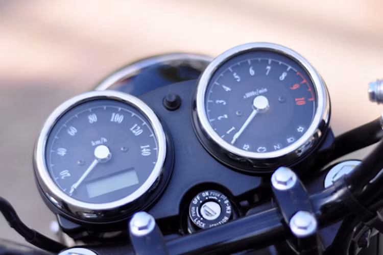Bảng đồng hồ của xe có thiết kế cổ điển với hai đồng hồ giống như những chiếc xe trước đây. Ngay cả phông số ở trên đồng hồ cũng đã được Kawasaki lựa chọn để tương xứng với chất cổ điển của xe.