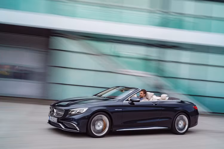 Về thiết kế, S65 AMG Cabriolet sở hữu thân xe y hệt như S65 AMG Coupe, ngoại trừ bộ mui xếp mềm.