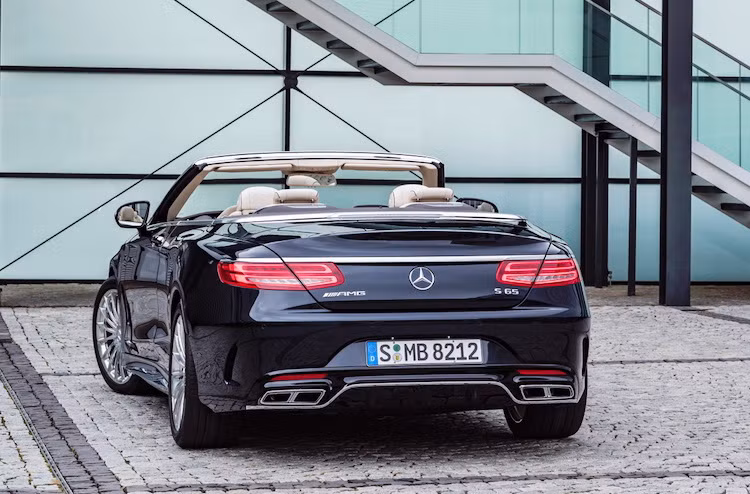 Chiếc xe cũng có những chi tiết tương tự các phiên bản S65 AMG khác gồm bodykit thể thao, mâm nhiều cánh phay bóng, các logo AMG, V12 Biturrbo và lưới tản nhiệt màu bạc.