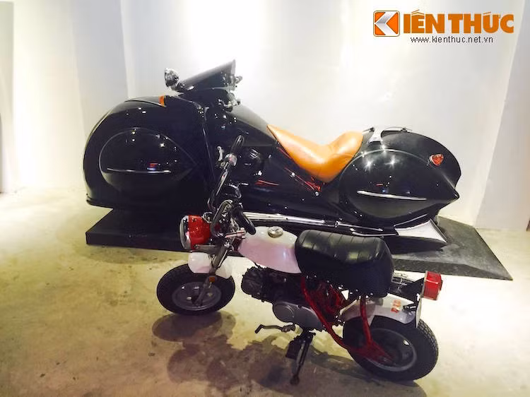 Chiếc Monkey Z50A trong bài viết thuộc sở hữu của biker Trần Quang Đức - người nổi tiếng trong cộng đồng chơi xe Việt với tên gọi "Đức Tào Phớ" và nhiều chiếc môtô "khủng" khác.