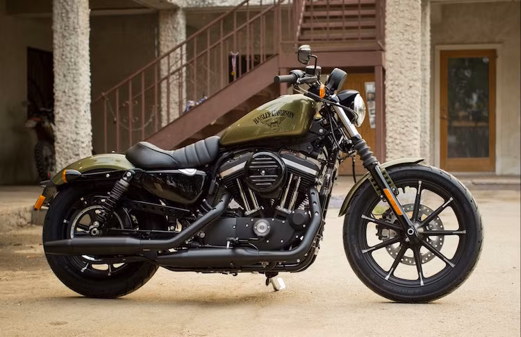 Cũng có những cải tiến tương tự Forty-Eight, dòng Iron 883 được trang bị mâm đúc nhẹ hơn cùng một số cải tiến nhỏ khác về ngoại hình.