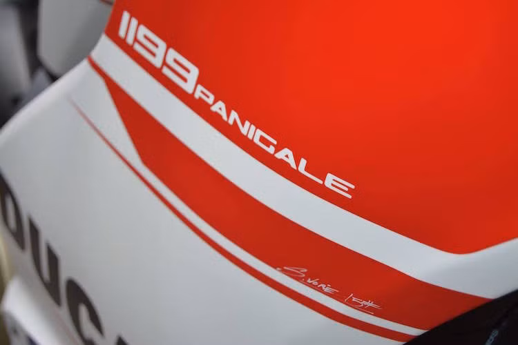 ... Ngay tới cả bút ký của Andrea Davizioso cũng được in sắc nét trên quây gió của xe.