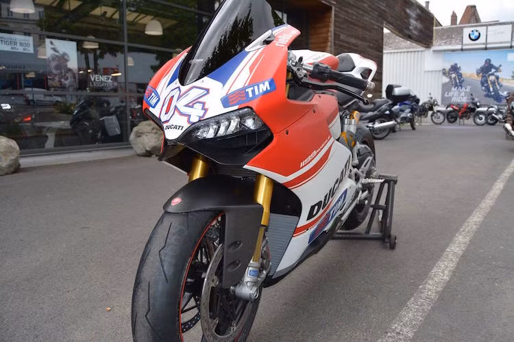 Sử dụng một chiếc 1199 Panigale S mới tinh, chưa lăn bánh đời 2014, đại lý này đã trang trí chiếc xe giống "chiến mã" mùa giải Moto GP của tay đua Andrea Dovizioso, cũng từ đội Ducati.