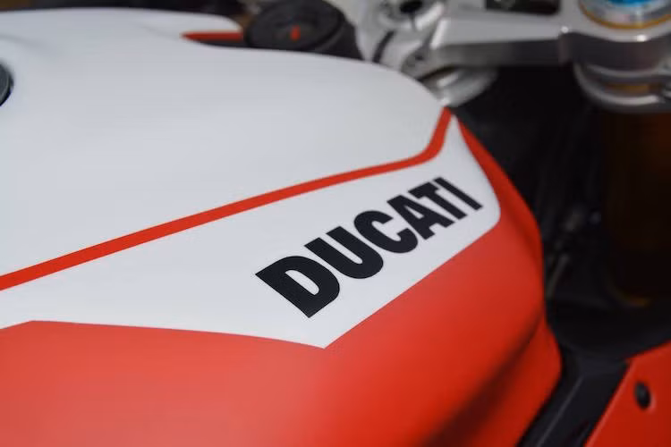 Trong khi đó, bình xăng của xe được sơn 2 tông màu đen trắng và có dòng chữ Ducati cũng được sơn thẳng lên vỏ.
