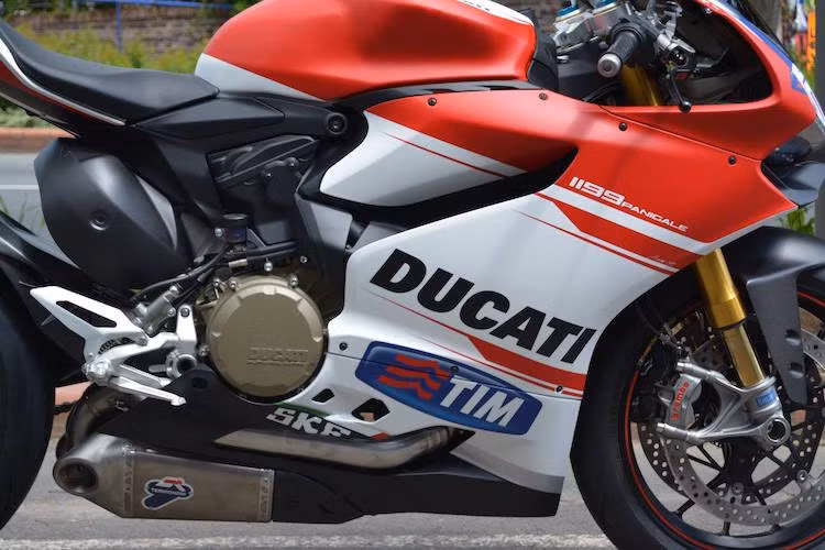 Từng chi tiết, hình hoạ trên chiếc xe đua đều được truyền tải chính xác trên quây gió của xe.