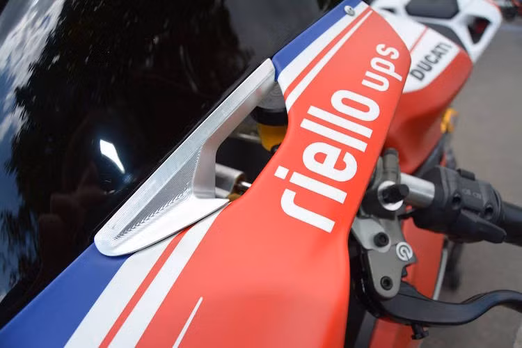 Giống như xe đua, chiếc 1199 này cũng đã được tháo gương hậu và thay vào đó là những miếng che bằng nhôm CNC có thể tháo rời.