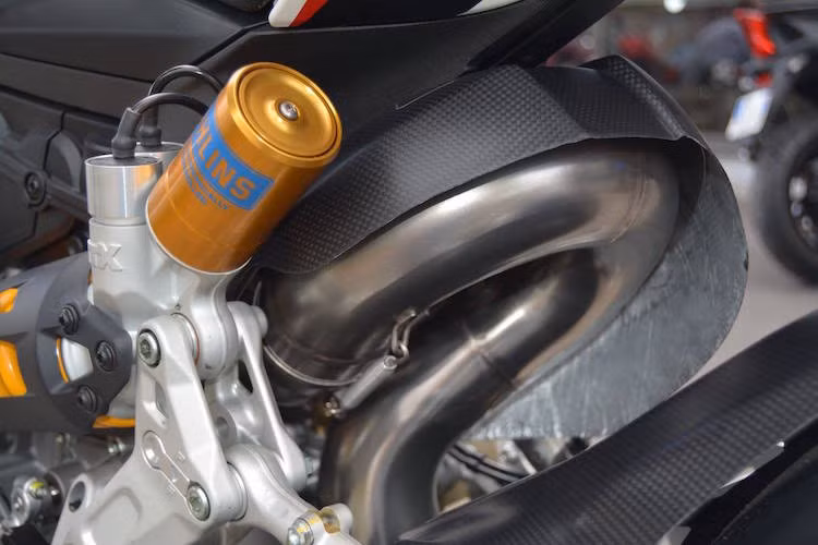 Tuy nhiên, đại lý này đã trang bị cho chiếc 1199 Panigale S hệ thống xả hiệu năng cao Termignoni mới.