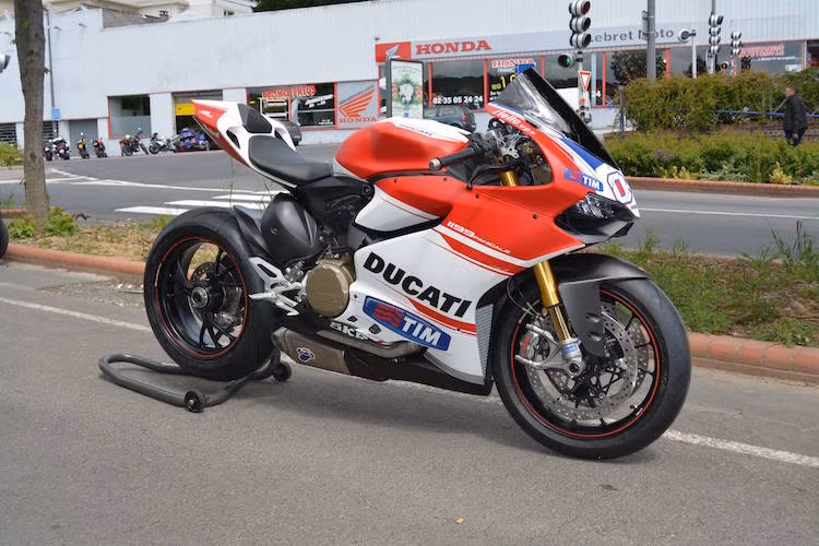 Hiện nay, chiếc 1199 Panigale S này đang được rao bán bởi Desmo Rouen - một đại lý Ducati chính thức tại Pháp.