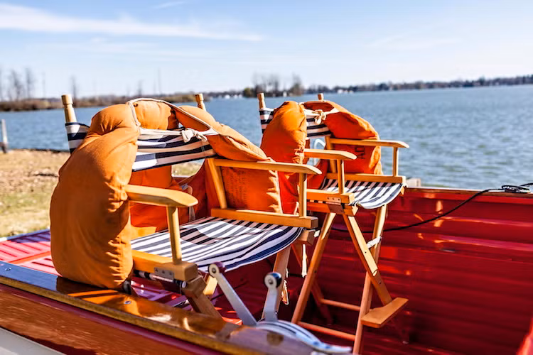 Ở phía sau thùng xe của Corphibian là một "boong" giống như du thuyền và cũng được lát gỗ, kèm theo cụm điều khiển riêng và thậm chí còn có neo buộc dây.