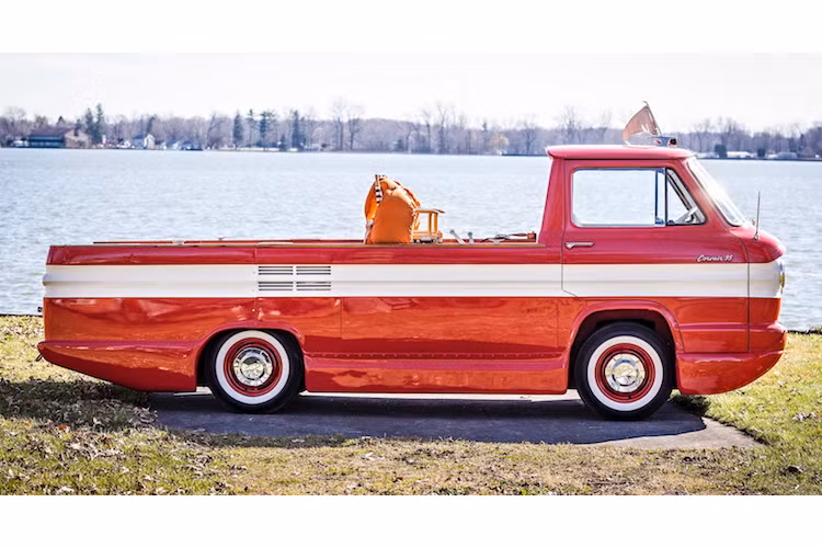 So với chiếc Corvair gốc, mẫu xe "lưỡng cư" Corphibian có thêm phần dưới thân xe bịt kín, được làm bằng sợi thủy tinh trọng lượng nhẹ. Chiều dài trục cơ sở của chiếc xe là 2,41 mét.