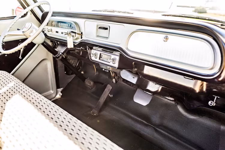 Chính vì vậy, toàn bộ các chi tiết trên chiếc Corphibian "độc nhất vô nhị" này vẫn hoàn toàn nguyên bản, ngay cả lốp xe. Bên trong nội thất của xe vẫn như mới và được thiết kế theo đúng phong cách cổ điển của thập niên 60.