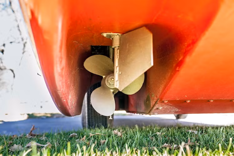 Động cơ này vừa dẫn động cho các bánh sau, vừa có thể chuyển sức mạnh tới chân vịt dưới gầm xe, giúp chiếc Corphibian vừa có khả năng chạy trên cạn, vừa di chuyển được dưới nước.