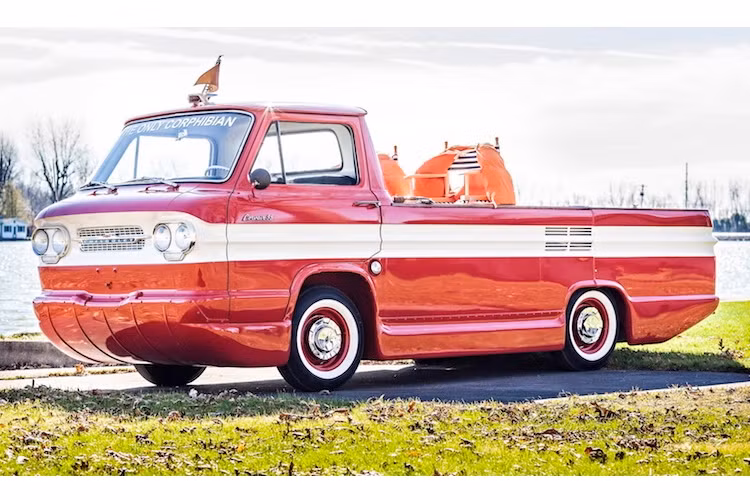  Chevrolet Corphibian được dựa trên cơ sở mẫu xe tải Chevrolet Corvair 95 Greenbriar Van, được sản xuất vào năm 1961.