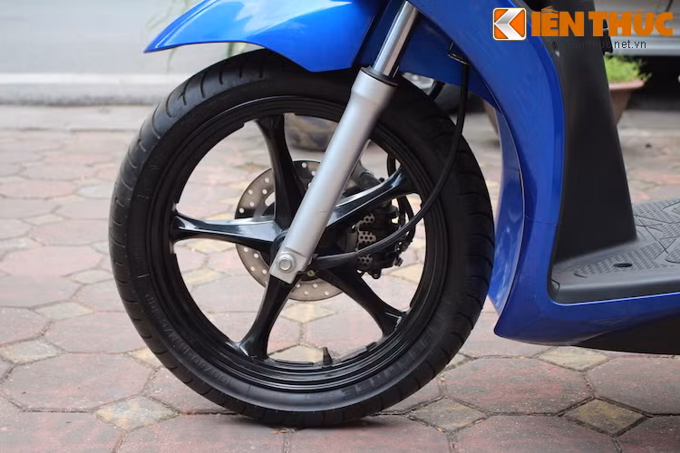 Ngoài ra, chữ "Sixteen" còn ám chỉ đường kính vành của xe, khi chiếc xe được trang bị vành đúc 5 cánh 16 inch. Ở phía trước, Sixteen có hệ thống phanh đĩa với 3 piston.