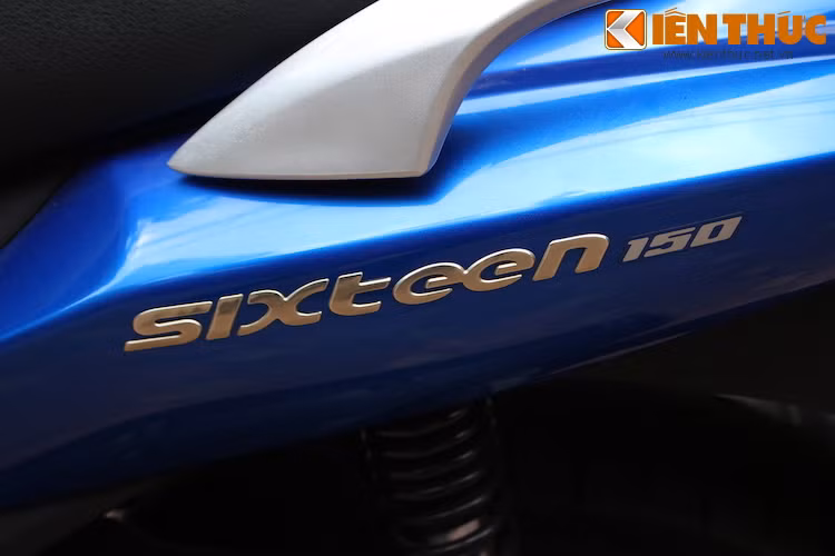 Bộ tem nổi mang chữ Sixteen sang trọng được dán ở hai bên hông xe.