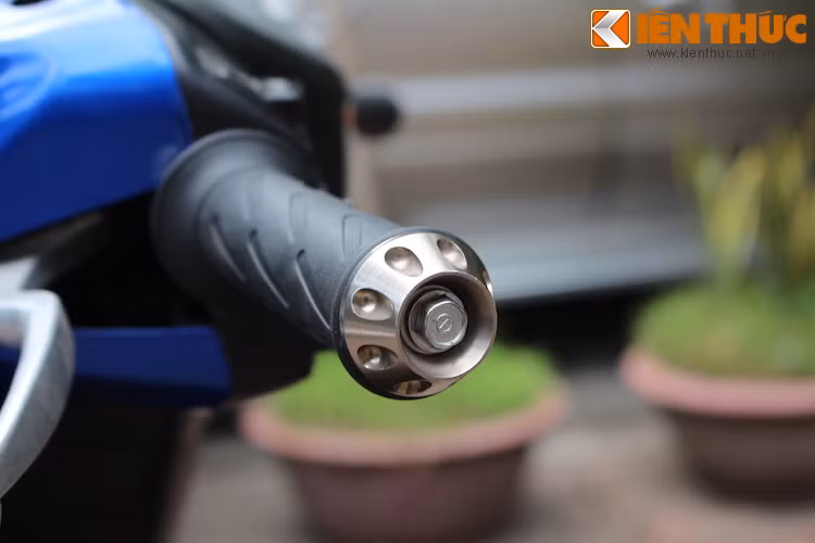 Tay lái của xe có bao tay tương tự như FX125, cùng với phần gù CNC từ nhôm độc đáo.