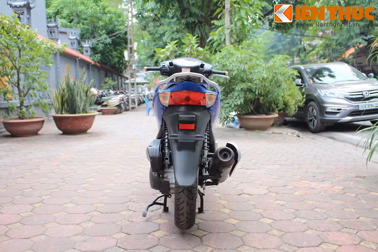 Chiếc Suzuki Sixteen 150 này được một cửa hàng tư nhân tại Hà Nội nhập khẩu nguyên chiếc từ Tây Ban Nha và hiện đang có giá bán khoảng 80 triệu đồng.