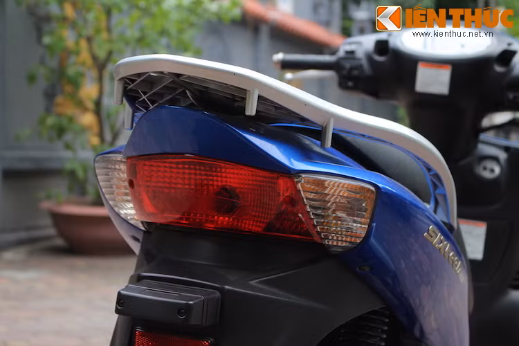 Phần đuôi của xe có thiết kế đơn giản với cụm đèn hậu, xi nhan liền khối cùng với tay xách sau bản lớn.