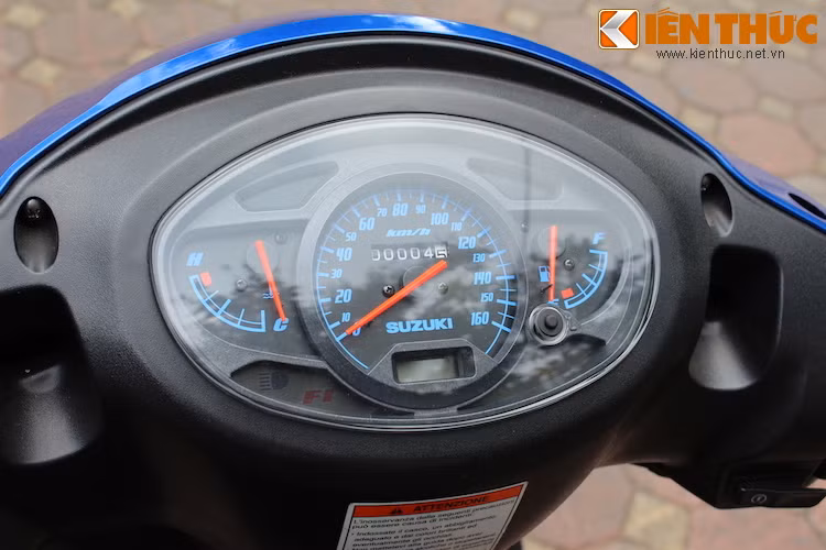 Bảng đồng hồ của xe đơn giản và rõ ràng với 3 đồng hồ chính là báo tốc, báo xăng, nhiệt độ nước làm bát.