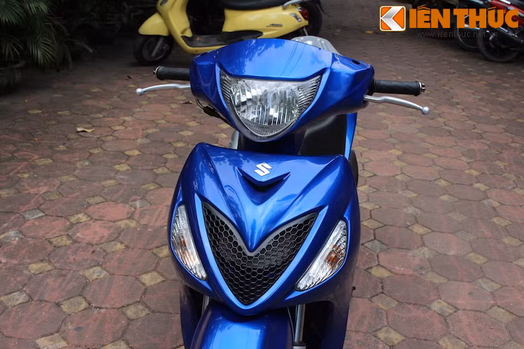 Hướng tới đối thủ chính là Honda SH nên không ngạc nhiên khi Sixteen được thiết kế theo phong cách tương tự, với đèn pha đặt ở phần đầu và dưới mặt nạ là lưới tản nhiệt hình chữ V kèm theo hai đèn báo rẽ.