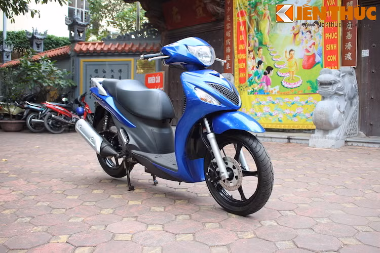 Có tên mã là UX125/150, Suzuki Sixteen là mẫu xe tay ga bánh lớn được ra mắt lần đầu vào năm 2007 và bán chính thức vào năm 2008 ở các nước châu Âu.