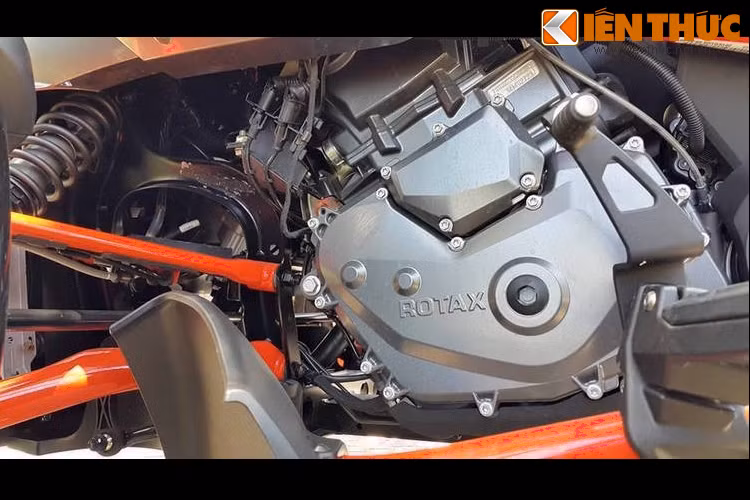 F3-S được trang bị động cơ 1330 cc 3 xi-lanh của tới từ hãng Rotax nổi tiếng nước Áo, với công suất tối đa 115 mã lực và mô-men xoắn cực đại 130 Nm.