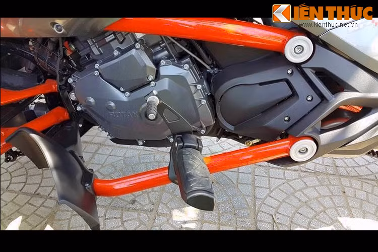 Can-Am đưa ra 2 lựa chọn hộp số cho xe là tay côn hoặc côn bán tự động, tất cả đều có 6 cấp và số lùi. Bên cạnh đó, F3-S cũng được trang bị các hệ thống hỗ trợ hiện đại như hệ thống ổn định điện tử, điều khiển lực kéo và ABS.